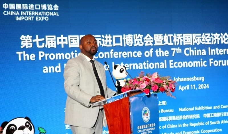 標(biāo)準(zhǔn)銀行集團(tuán)企業(yè)與商業(yè)銀行部國際貿(mào)易總經(jīng)理武巴致辭。（圖片來源：中國國際進(jìn)口博覽會(huì)官微）