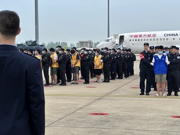 中國籍涉賭詐違法犯罪嫌疑人從柬埔寨被押解回國。人民網(wǎng)記者 郝萍攝