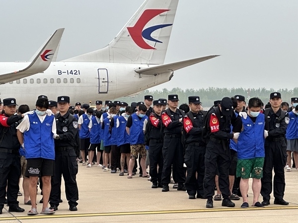 中國籍涉賭詐違法犯罪嫌疑人從柬埔寨被押解回國。人民網(wǎng)記者 郝萍攝
