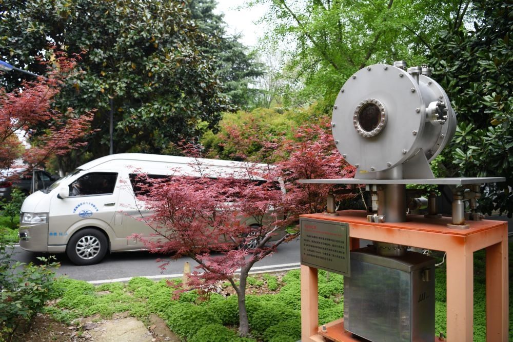 2024年4月6日，在位于安徽合肥的中國科學(xué)技術(shù)大學(xué)，自主研制的原位實(shí)驗(yàn)裝置準(zhǔn)備運(yùn)往上海光源開展實(shí)驗(yàn)。