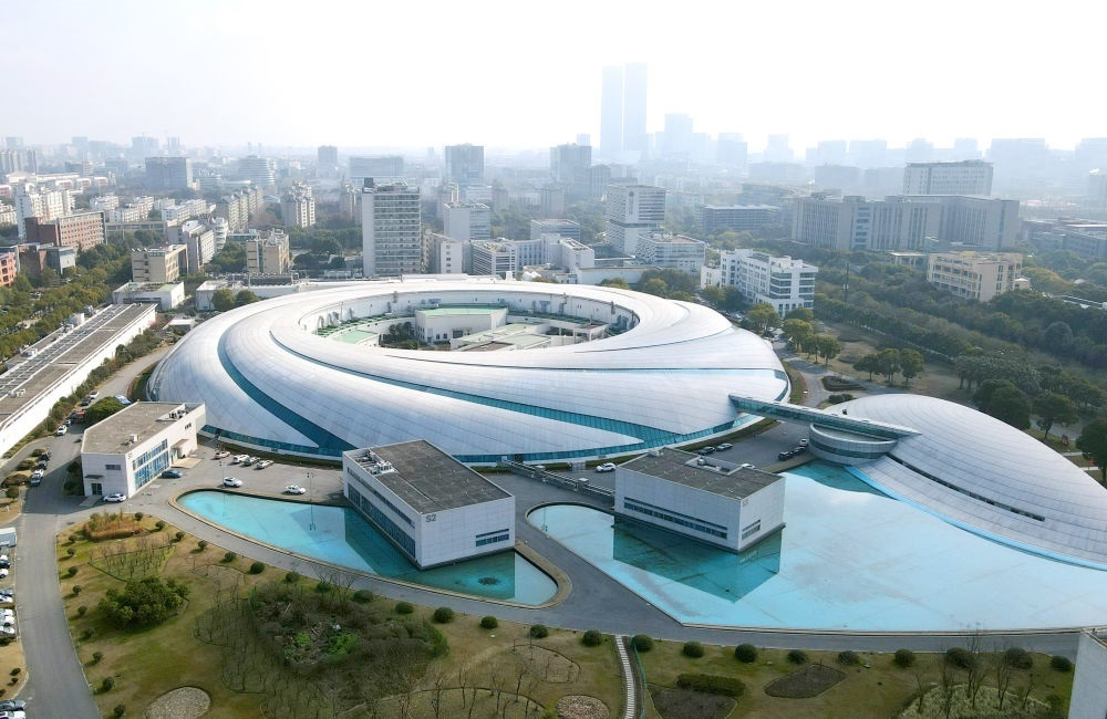 空中俯瞰位于上海張江科學(xué)城的上海光源（2024年2月27日攝，無人機(jī)照片）。