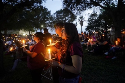 2023年5月24日，在美國得克薩斯州小城尤瓦爾迪，人們參加守夜儀式悼念校園槍擊遇害者。新華社記者吳曉凌攝