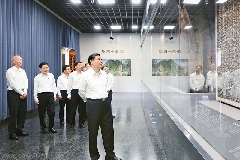 2023年7月29日，中共中央總書記、國家主席、中央軍委主席習(xí)近平在四川考察結(jié)束返京途中，來到陜西省漢中市考察。這是習(xí)近平參觀漢中市博物館有關(guān)歷史文物展陳。 新華社記者 鞠鵬/攝