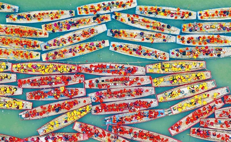 溱潼會船由南宋相沿至今，歷經(jīng)數(shù)百年傳承，被列入國家級非物質(zhì)文化遺產(chǎn)名錄。圖為2024年4月6日在江蘇省泰州市姜堰區(qū)溱湖國家濕地公園參加會船表演的船只。 新華社發(fā) 湯德宏/攝