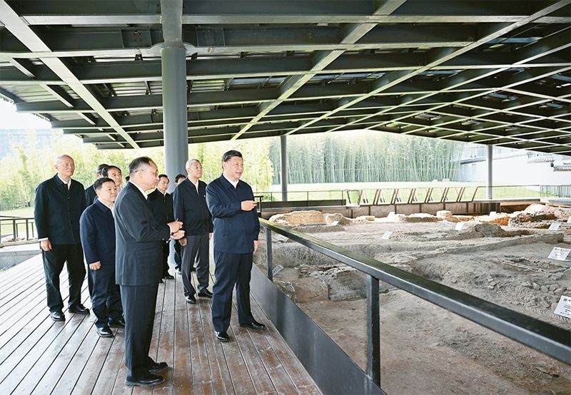 2023年10月10日至13日，中共中央總書記、國家主席、中央軍委主席習(xí)近平在江西考察。這是11日上午，習(xí)近平在景德鎮(zhèn)市陶陽里歷史文化街區(qū)南麓遺址考察。 新華社記者 謝環(huán)馳/攝