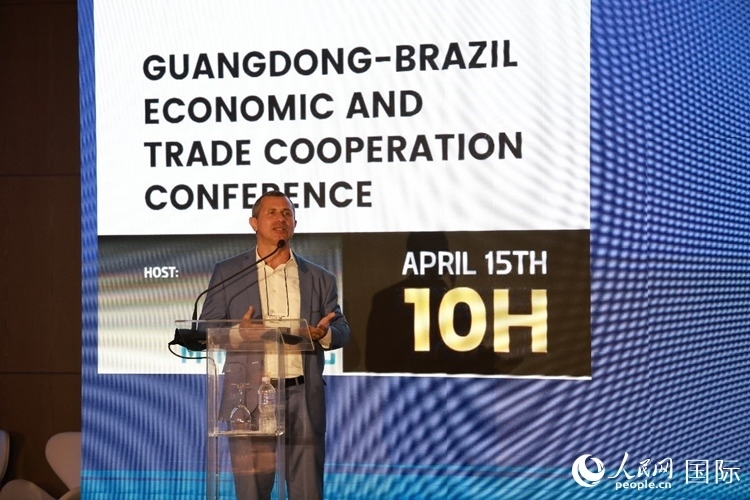 巴西里約州能源和海洋經(jīng)濟(jì)部國(guó)務(wù)秘書費(fèi)利佩·佩肖托在推介會(huì)上致辭。人民網(wǎng)記者 陳海琪攝