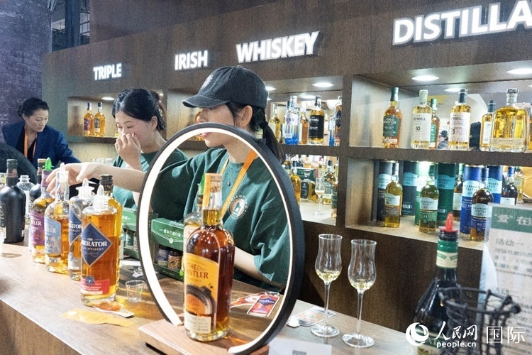 第四屆中國國際消費品博覽會愛爾蘭國家館內的參展商。人民網 常沙攝