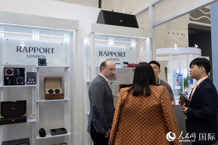 客商在第四屆中國國際消費品博覽會英國國家館內交談。人民網 常沙攝