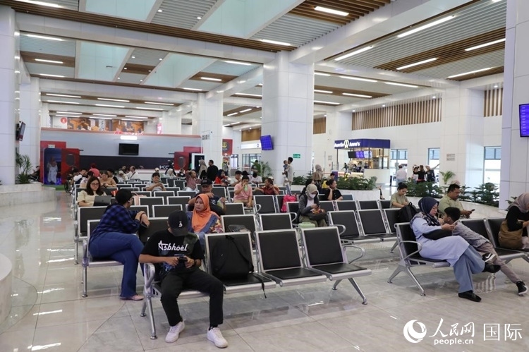 乘客在雅萬高鐵雅加達(dá)哈利姆站候車。人民網(wǎng)記者 曹師韻攝