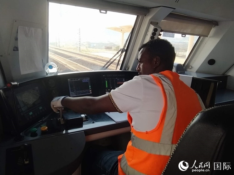 火車司機索博卡。人民網(wǎng)記者 黃培昭攝