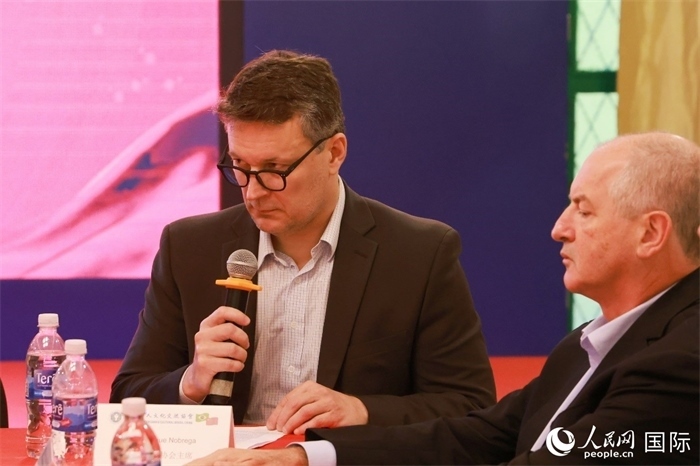 中巴友好協(xié)會主席恩里克·諾布雷加（左）在座談會上致辭。人民網記者 陳海琪攝