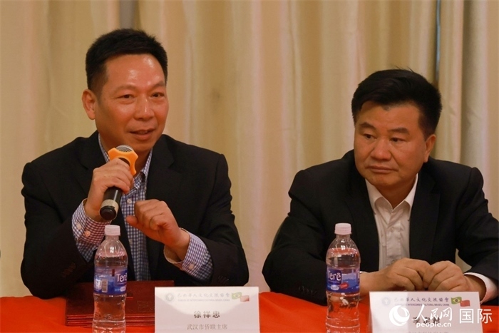 武漢市僑聯(lián)主席徐祥忠（左）在座談會上致辭。人民網記者 陳海琪攝