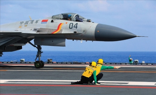 遼寧艦起飛助理作出放飛手勢(shì)，殲-15艦載戰(zhàn)斗機(jī)起飛（2020年4月攝）。張凱攝