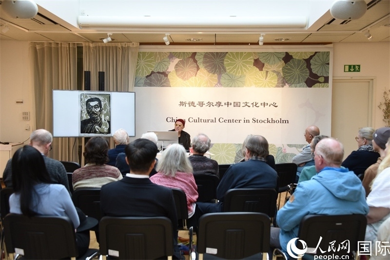 托斯頓·朱雷爾介紹其收藏的中國版畫作品。人民網(wǎng)記者殷淼攝