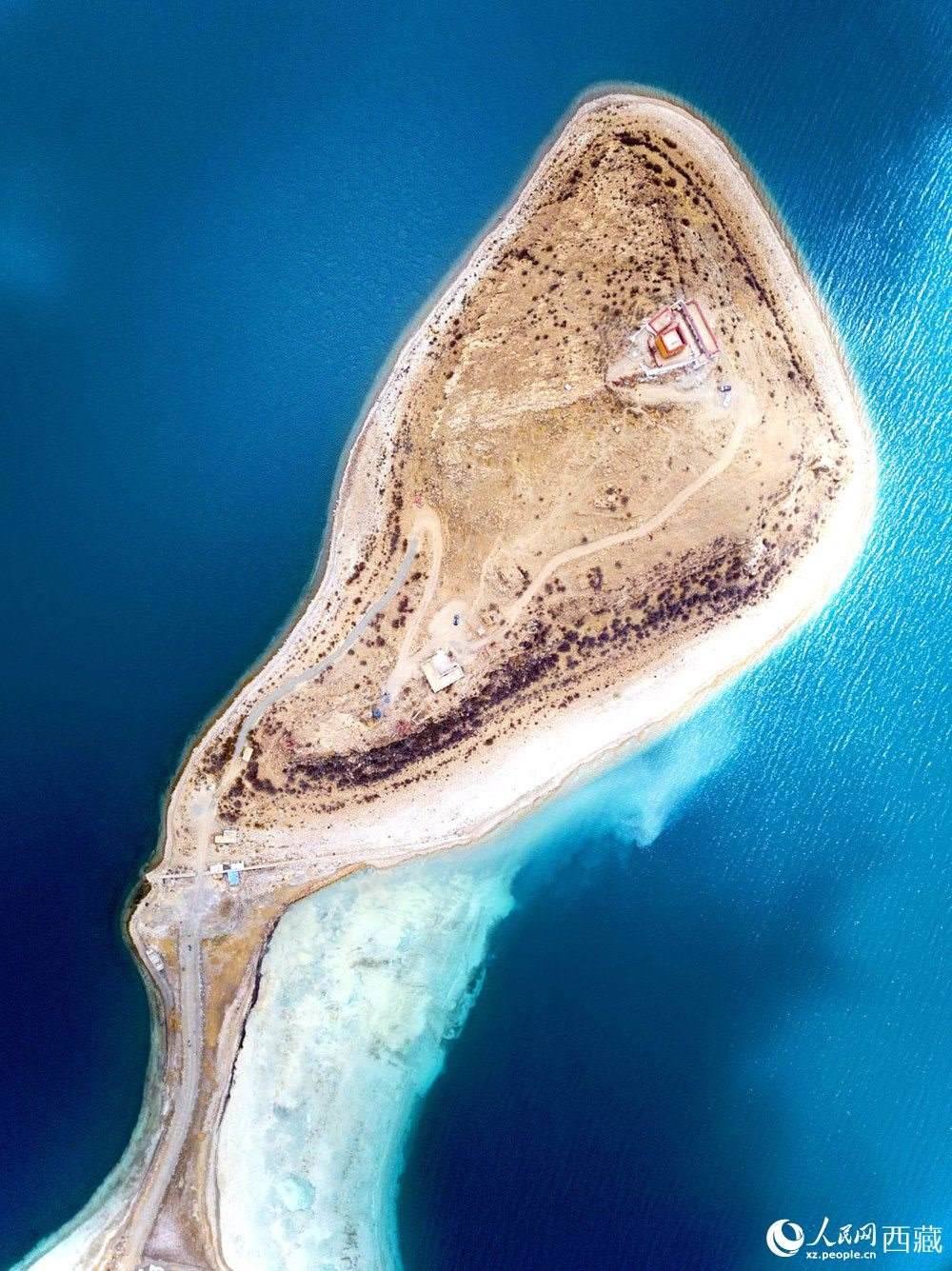 無人機視角下的西藏羊卓雍錯日托寺風光。人民網(wǎng)記者 次仁羅布攝