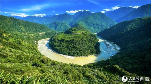 風景秀麗、植被繁茂的西藏林芝市墨脫縣果果塘大拐彎。人民網(wǎng)記者 次仁羅布攝
