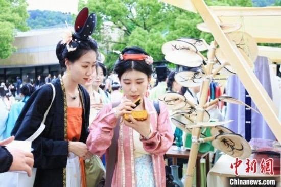 漢服愛(ài)好者逛集市。中國(guó)絲綢博物館 供圖