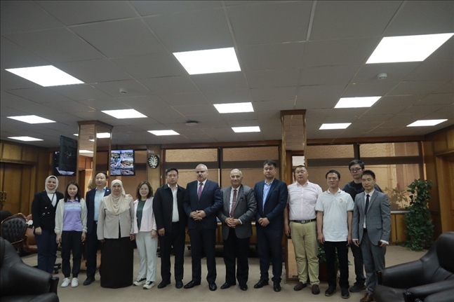 活動(dòng)現(xiàn)場(chǎng)合影。蘇伊士運(yùn)河大學(xué)孔子學(xué)院供圖