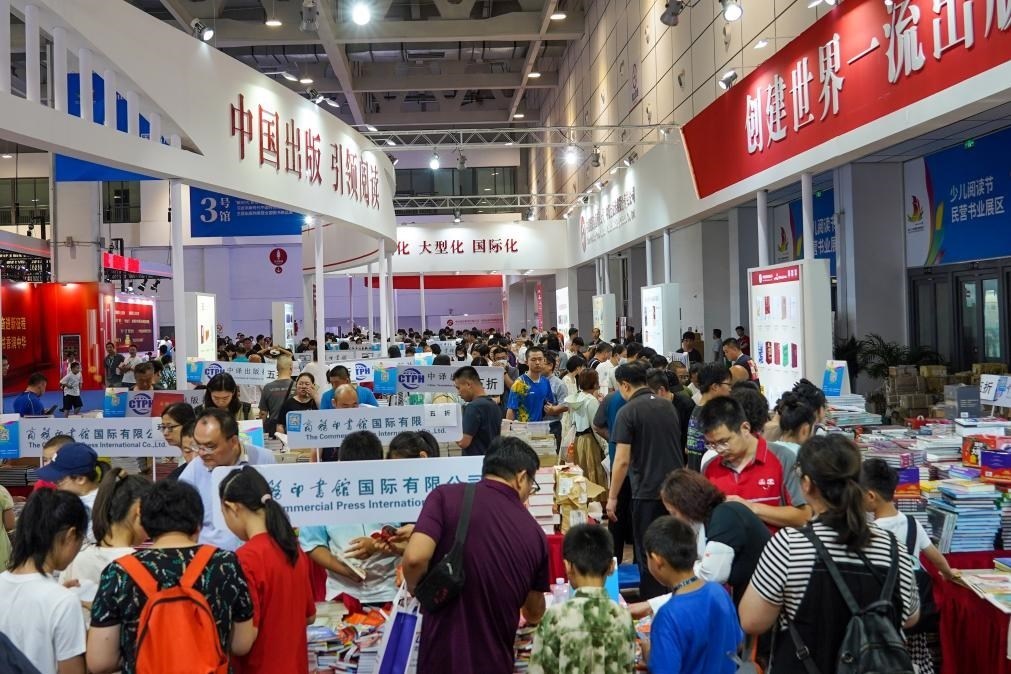 2023年7月31日，在第31屆全國圖書交易博覽會上，讀者在閱覽選購新書。新華社記者 朱崢 攝