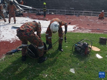 4月23日，救援人員在馬來(lái)西亞霹靂州的直升機(jī)墜毀現(xiàn)場(chǎng)救援。新華社發(fā)（馬來(lái)西亞消防拯救局供圖）