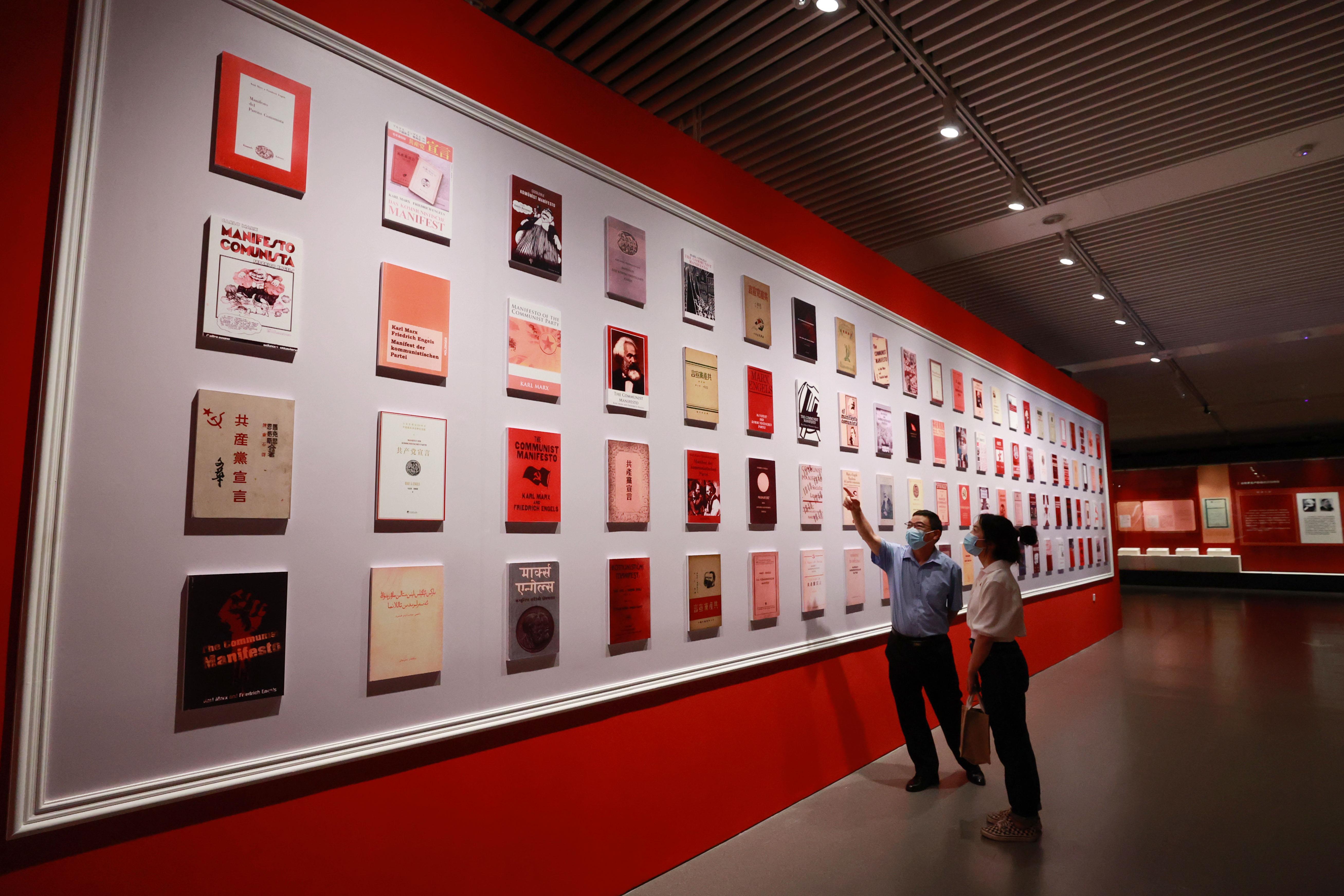 △2021年8月5日，觀眾在國家圖書館觀看不同版本的《共產(chǎn)黨宣言》。