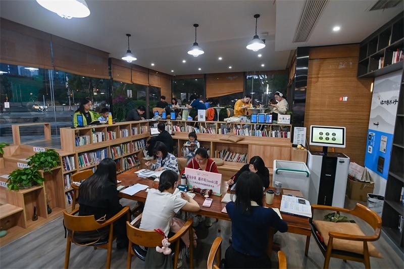 4月22日，讀者在重慶一家24小時(shí)城市智慧書房中閱讀。圖片來源：視覺中國