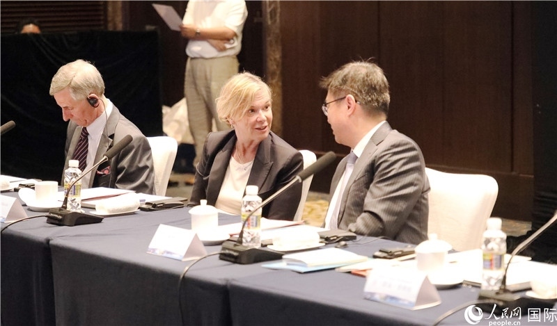 宣介會(huì)上，中外官員親切交談。人民網(wǎng)記者趙益普攝