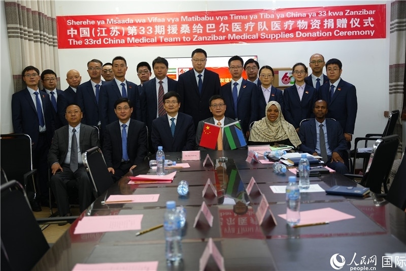 中非雙方代表及醫(yī)療隊在捐贈現(xiàn)場合影。中國援桑醫(yī)療隊供圖