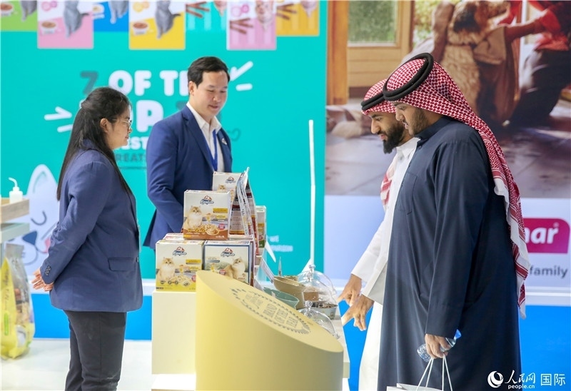 圖為當?shù)乜蜕淘谥袊髽I(yè)展位前參觀，塔里克·易卜拉欣攝 (2)