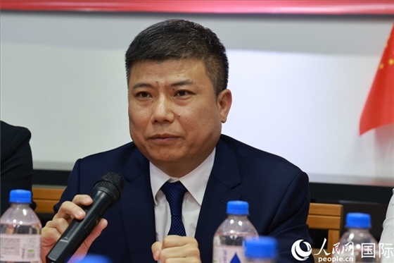 浙江省蘭溪市市委常委柳衛(wèi)東在座談會上致辭。人民網(wǎng)記者 陳海琪攝