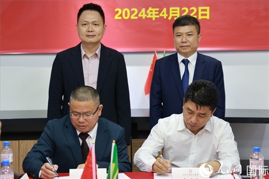 巴西中國浙江商會會長鄭俠茂（右前）與蘭溪市招商服務中心黨組副書記胡鑫亮（左前）簽署合作備忘錄。人民網(wǎng)記者 陳海琪攝