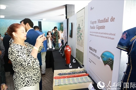 巴西民眾在活動現(xiàn)場在四川非遺前駐足觀看。人民網(wǎng)記者 陳海琪攝