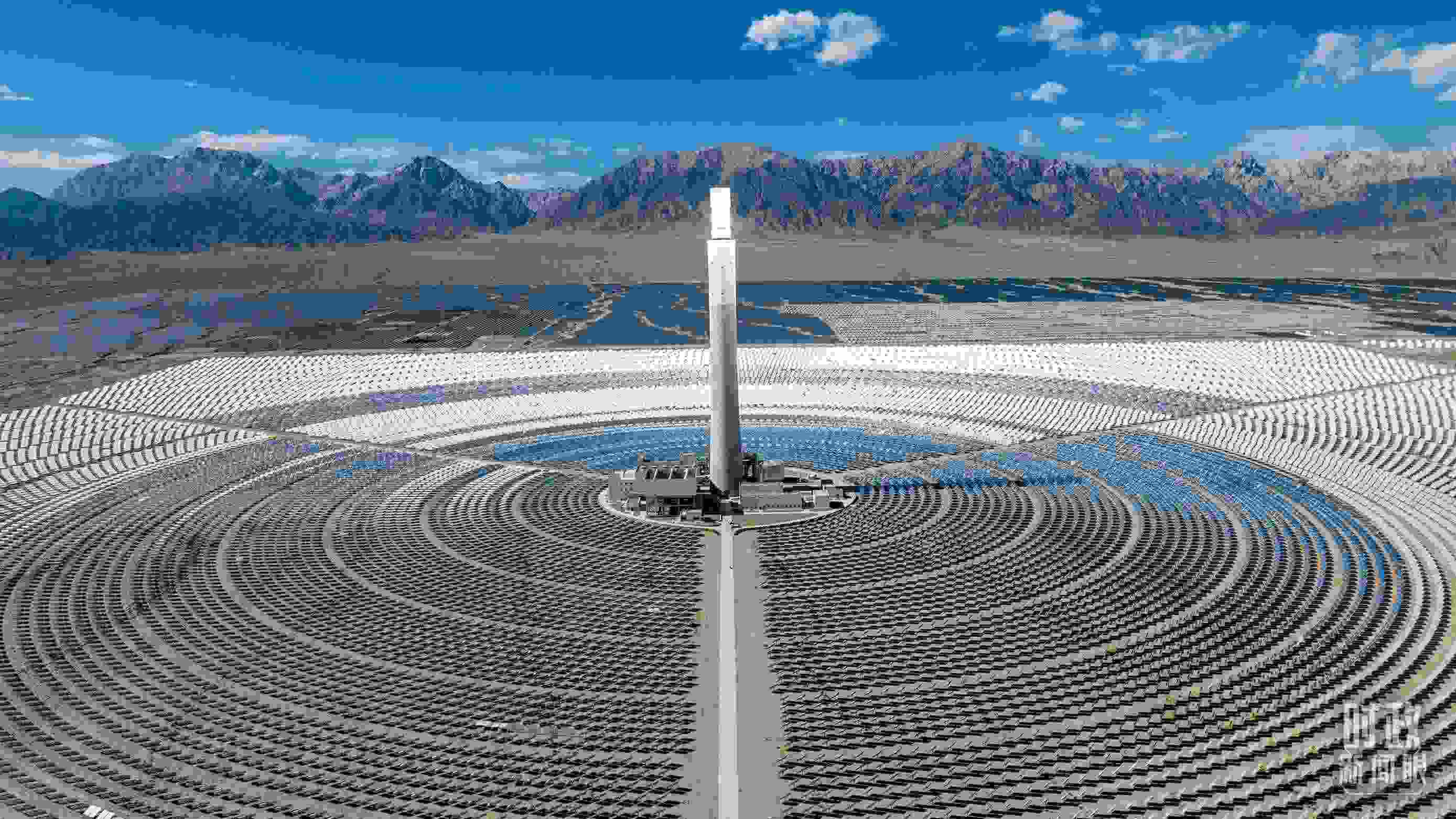 △青海海西德令哈塔式熔鹽儲能光熱發(fā)電廠。（圖/視覺中國）