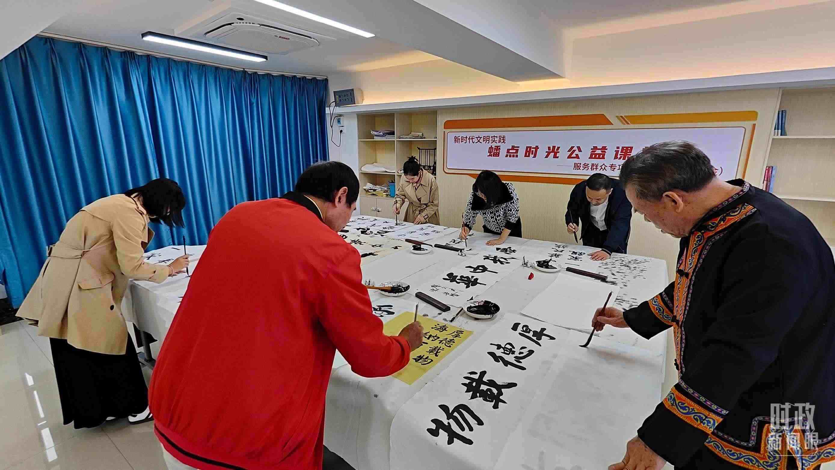 △廣西南寧市多民族社區(qū)——盤龍社區(qū)居民練習(xí)書法。（總臺央視記者楊立峰拍攝）