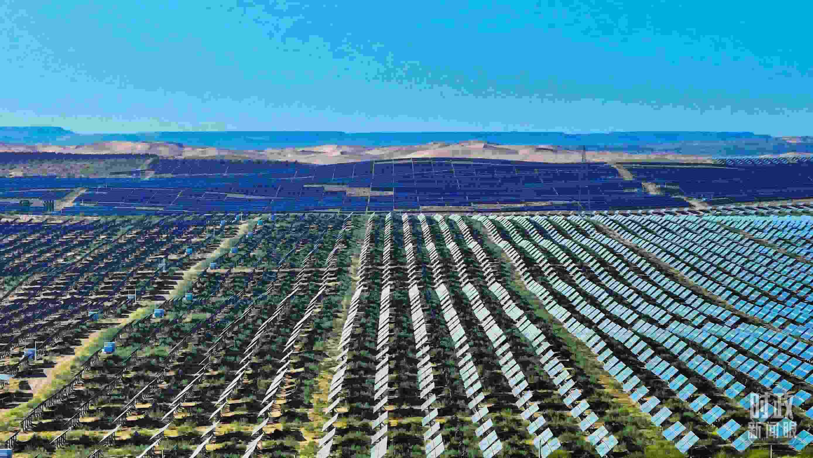 △內(nèi)蒙古鄂爾多斯，庫布其沙漠新能源基地。（圖/視覺中國）