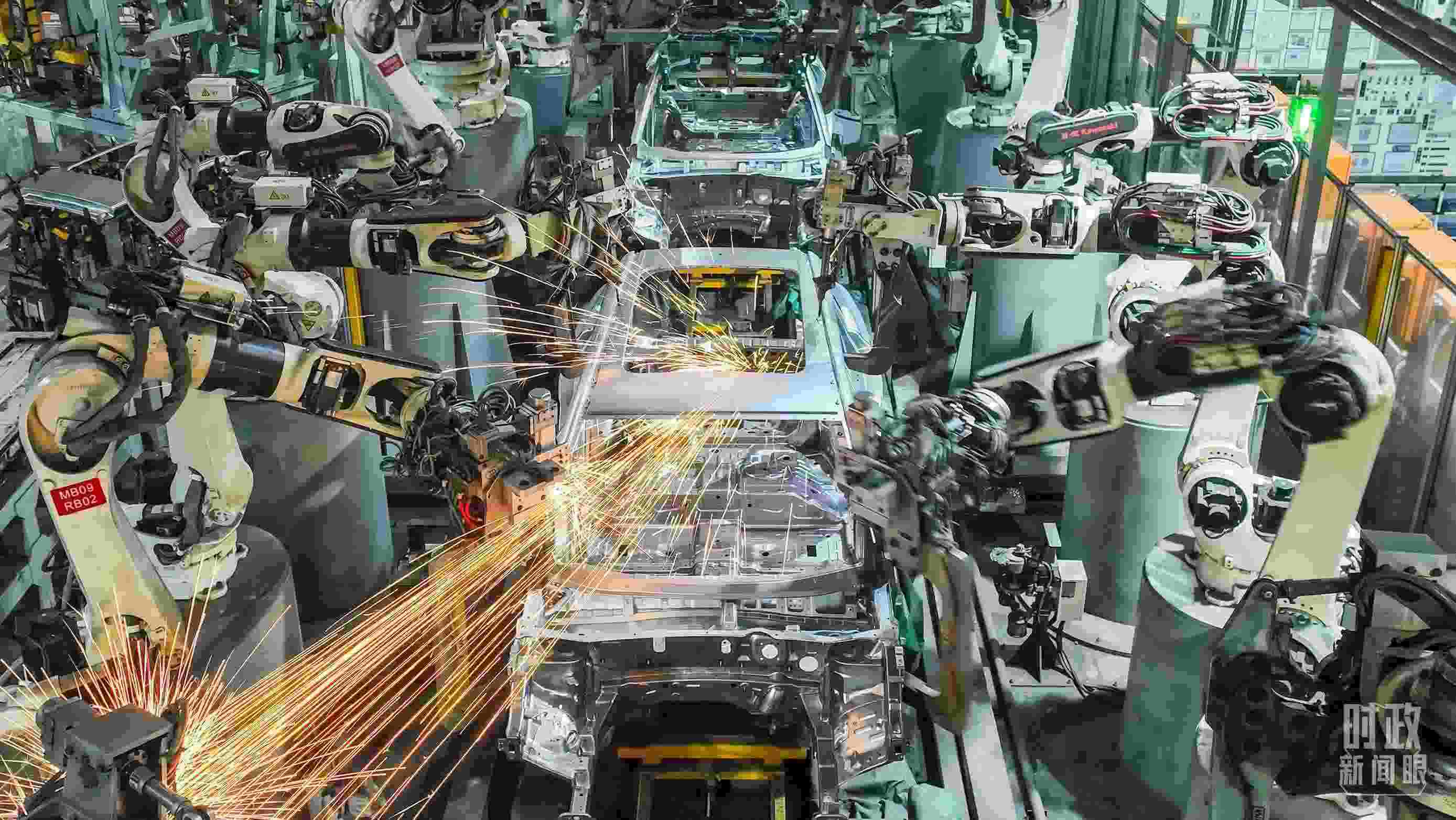  △2024年4月，重慶兩江新區(qū)的一家汽車制造企業(yè)，生產(chǎn)一派繁忙。（圖/視覺中國）