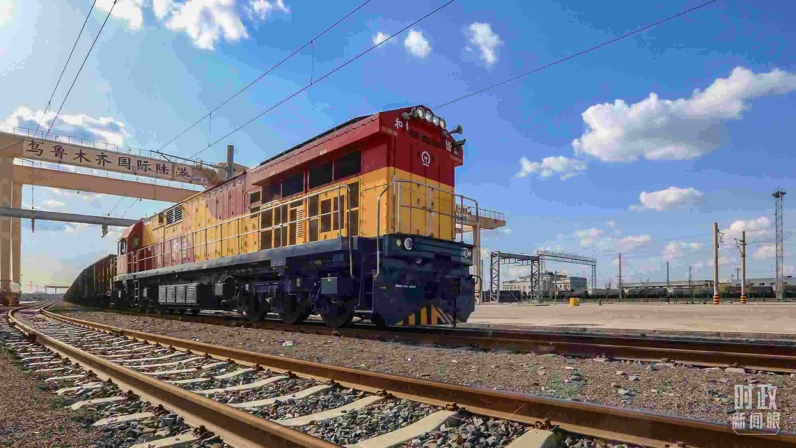 △2024年4月，烏魯木齊國際陸港區(qū)中歐班列“天山號”暢行絲路。（圖/視覺中國）