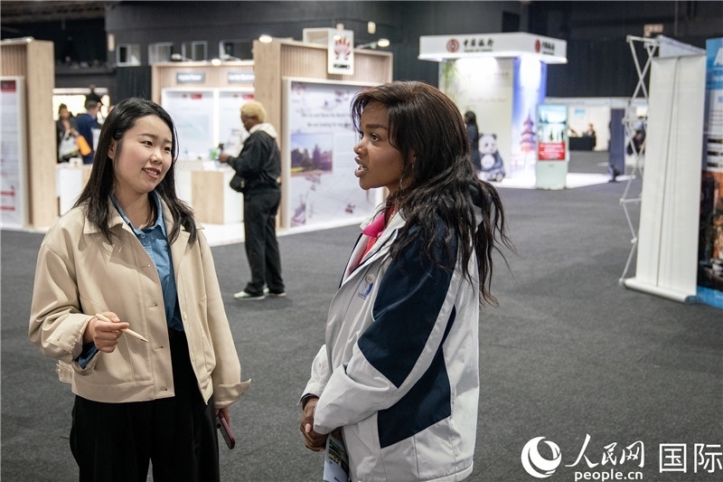 中企工作人員和當?shù)厍舐氄呓徽劇? /></p> <p style=