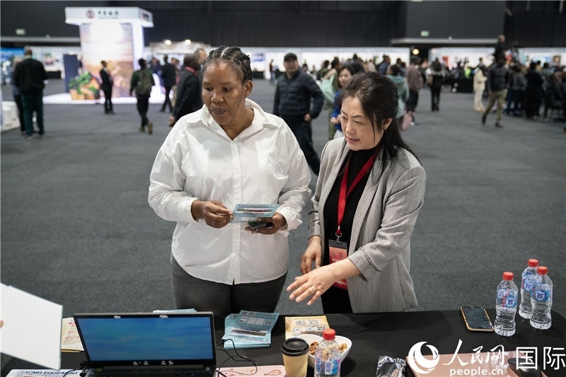 中企工作人員和當?shù)厍舐氄呓徽?。希拉茲攝