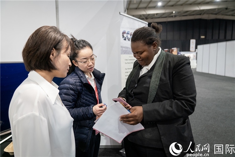 中企工作人員和當?shù)厍舐氄呓徽?。希拉茲攝