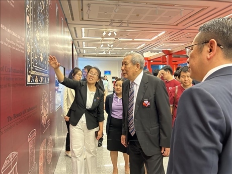 工作人員為泰國前副總理、泰中文化促進(jìn)委員會主席披尼講解展覽內(nèi)容。中國駐泰國大使館供圖