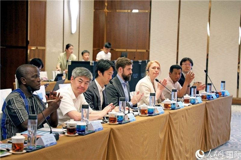 參加產業(yè)對接會的各國駐華使節(jié)。人民網記者趙益普攝