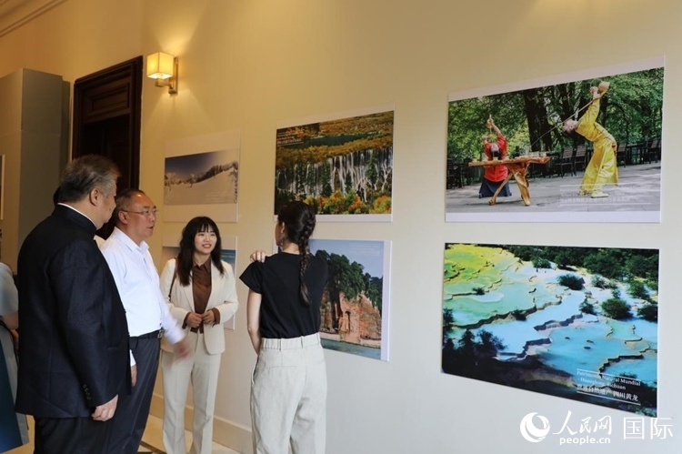 四川省文化和旅游廳副廳長(zhǎng)王成平、墨西哥松林文化中心展覽部主任盧西亞·恩里克斯·岡薩雷斯·薩拉維亞、墨西哥中國(guó)文化中心主任石岳文參觀圖片展。拍攝者為墨西哥分社外籍雇員埃內(nèi)斯托·多明戈斯