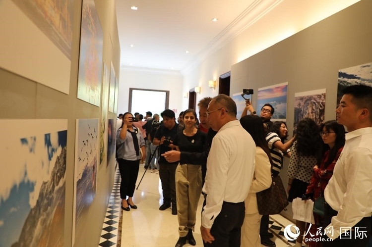 參觀者在圖片展活動(dòng)現(xiàn)場(chǎng)。拍攝者為墨西哥分社外籍雇員埃內(nèi)斯托·多明戈斯