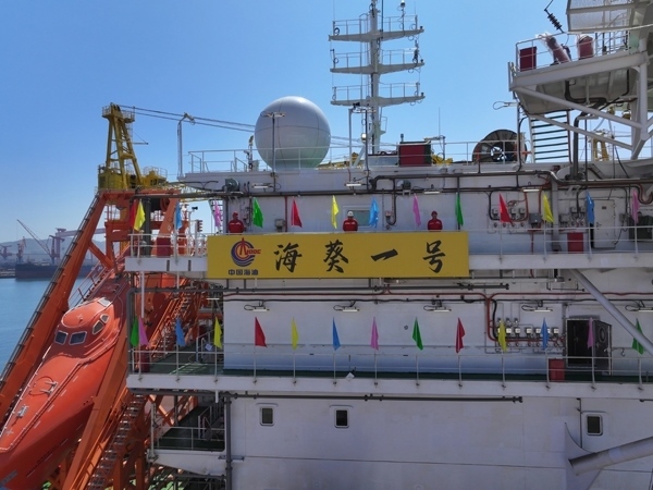 亞洲首艘圓筒型FPSO“?？惶枴苯ㄔ焱旯?。韓慶攝