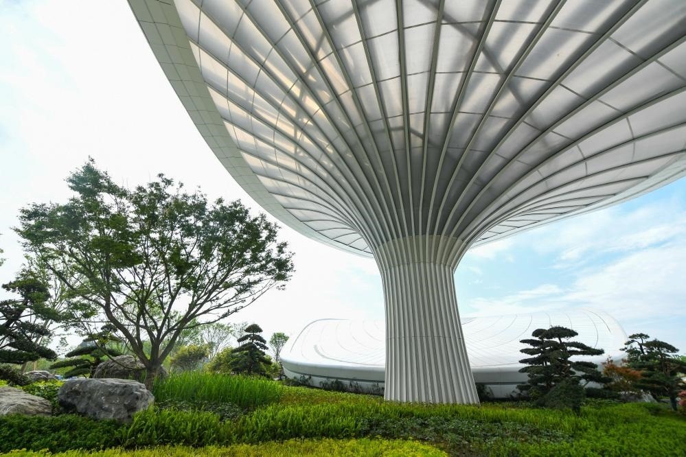 這是2024年4月22日拍攝的成都世園會主會場入口處的“芙蓉花”底部，它兼具收集雨水、循環(huán)利用的功能。新華社記者 王曦 攝