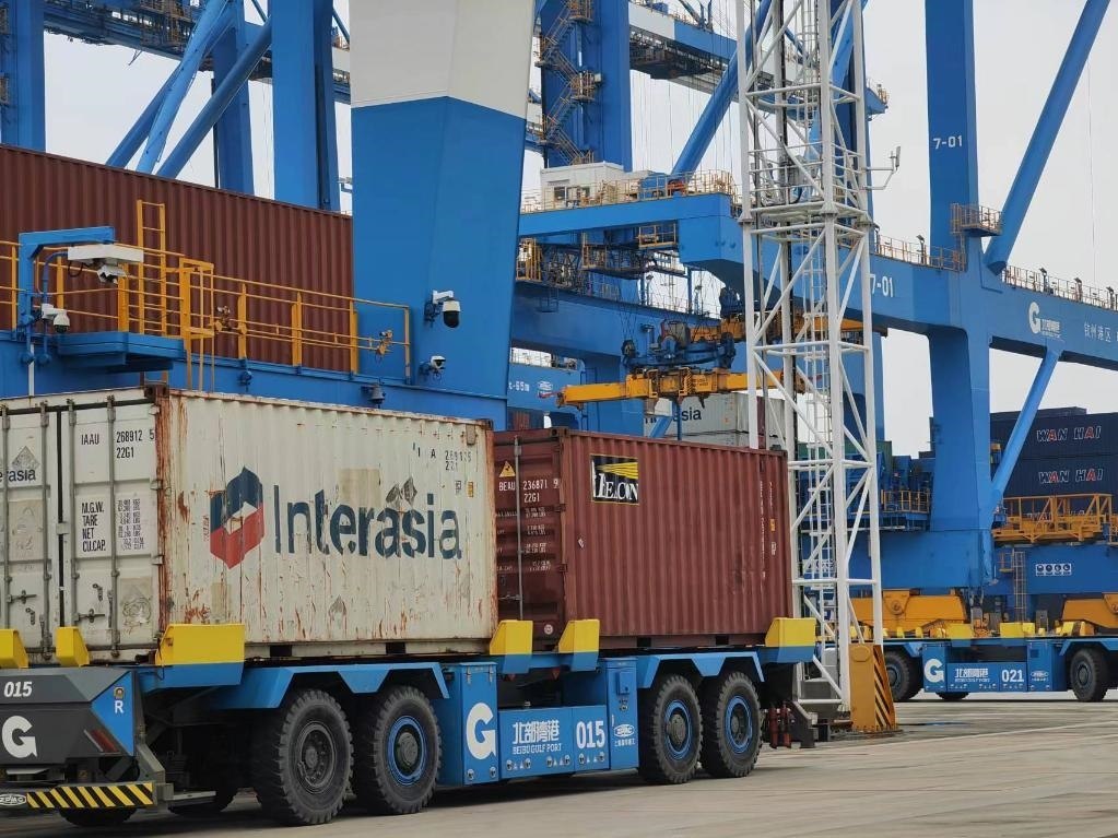 在欽州自動化集裝箱碼頭，智能導(dǎo)引運(yùn)輸車在運(yùn)送集裝箱。新華社記者趙歡 攝