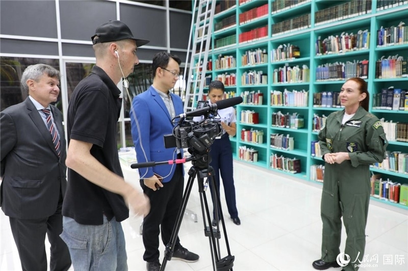 巴西高等防務(wù)學(xué)院院長(zhǎng)卡拉·利里奧·馬丁斯接受了人民網(wǎng)的視頻采訪。 人民網(wǎng)記者 陳一鳴攝