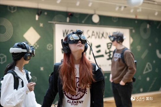 體驗三星堆VR文化。中國駐瑞典大使館供圖