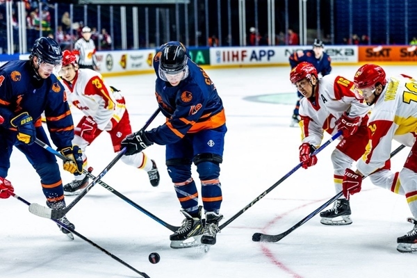 雙方球員爭搶。圖片來源：國際冰聯(lián)